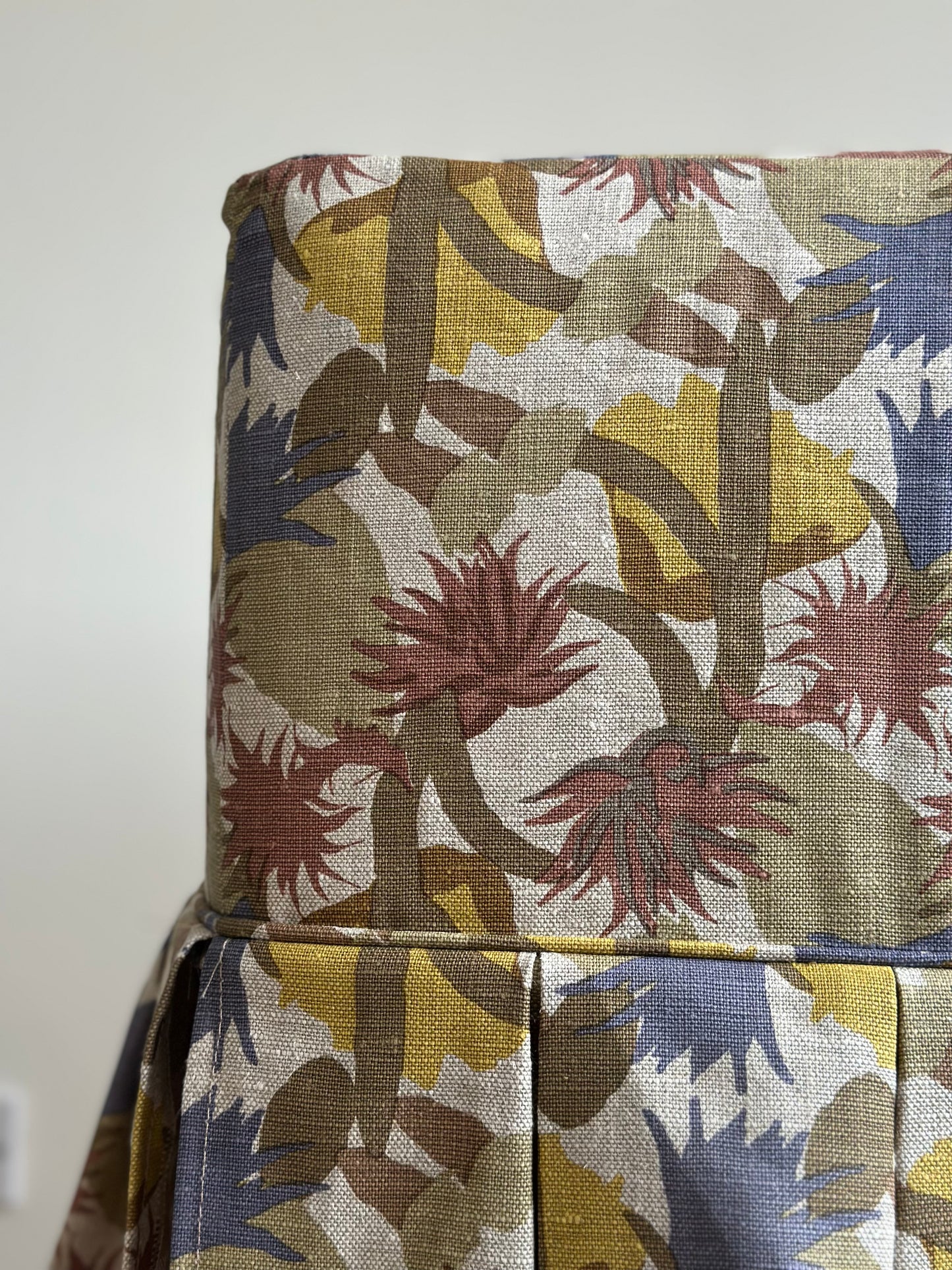 Skapa Ottoman with box pleat slipcover