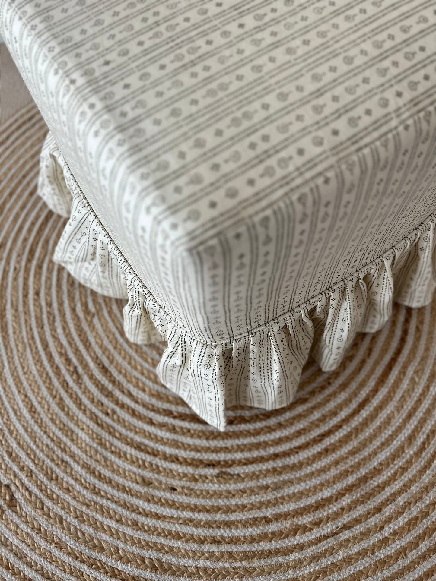 Skapa Ottoman with frill slipcover